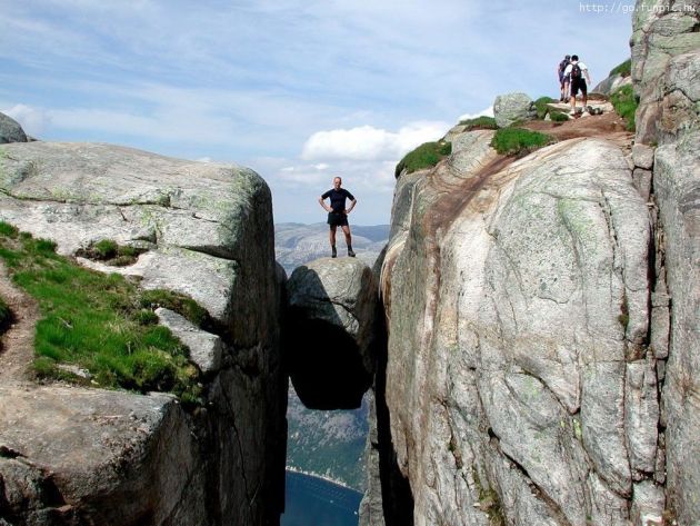 A Kjeragbolten-kő Norvégiában