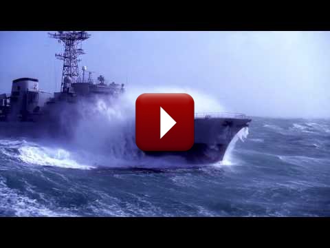 A nap felvétele: Francia hadihajó vs. óriás hullámok
